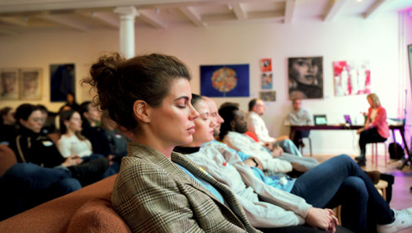 BE LIGHT Live — immersive session with participants